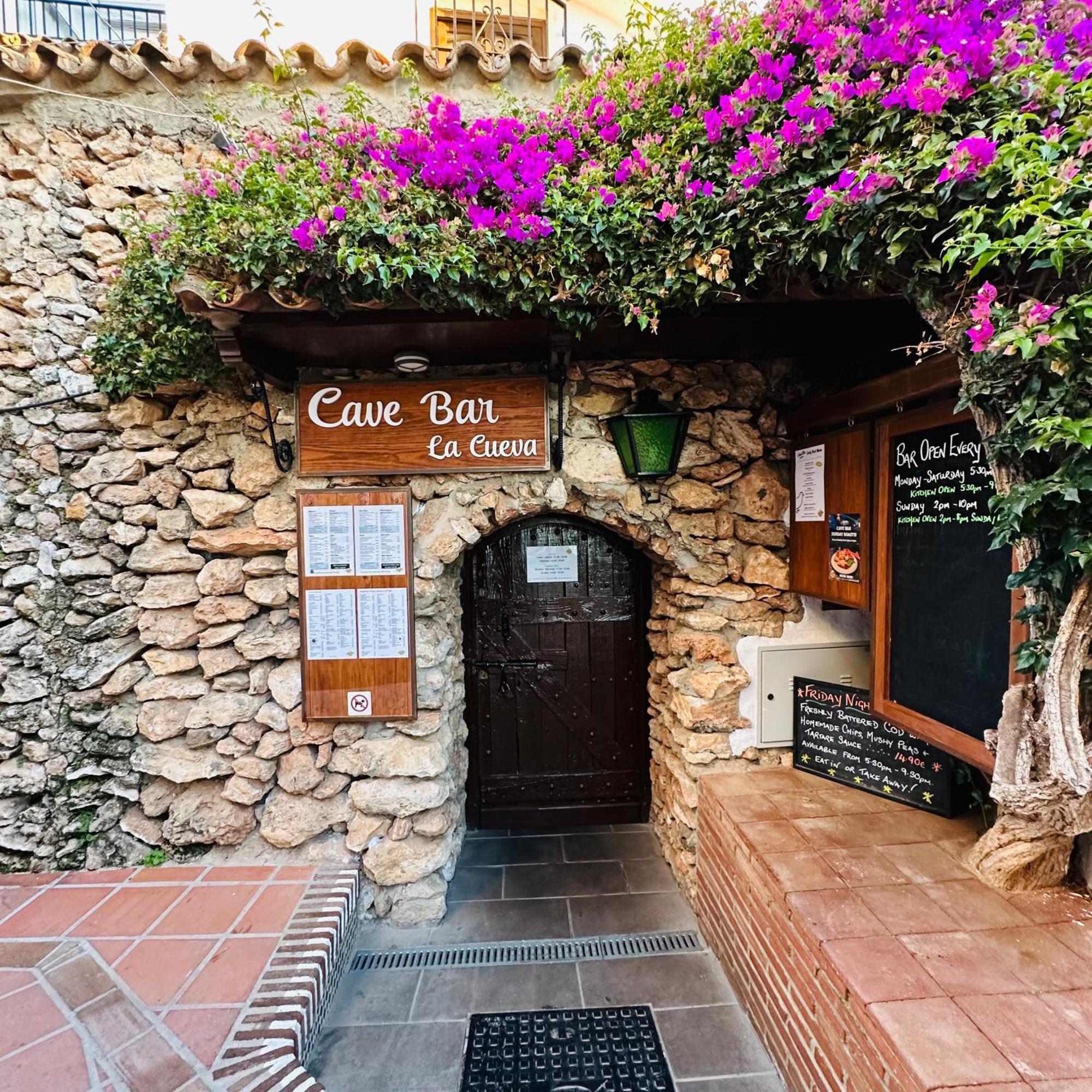 Right By The Pool Area In Capistrano Village! Nerja Bagian luar foto